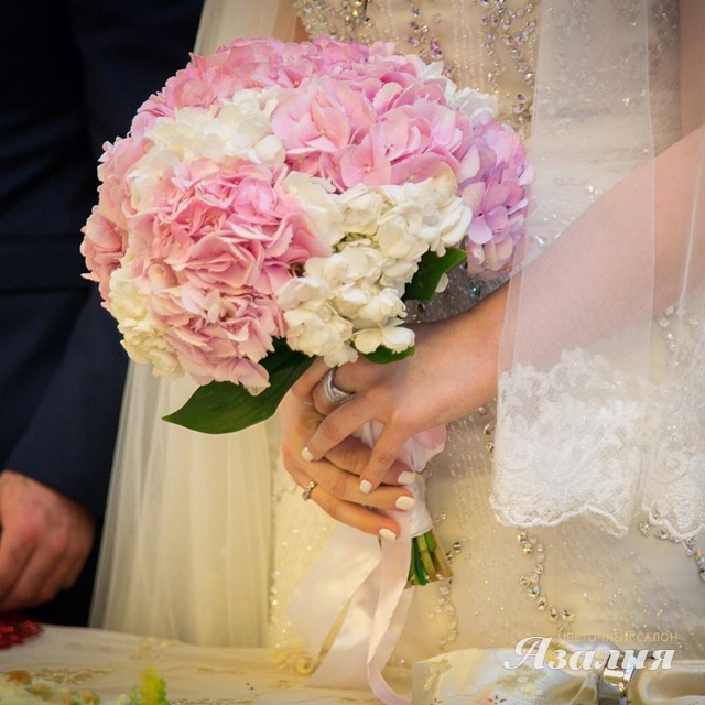 Необязательно использовать для свадебного букета непременно розы. Очень красиво смотрятся лилии, каллы, гардении, ландыши.